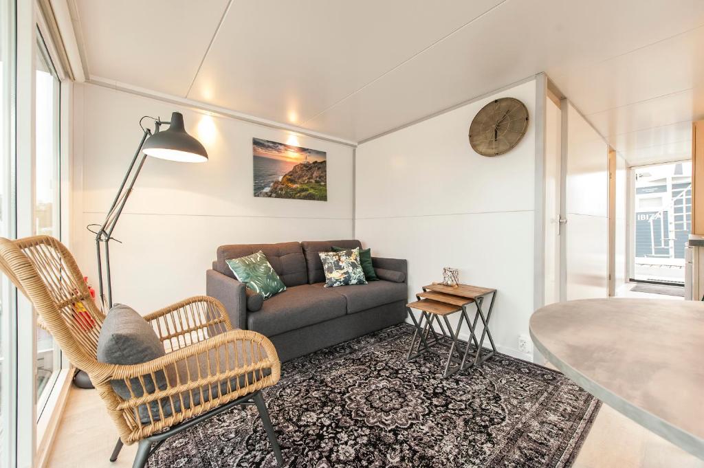 Tiny floating house Ibiza room 4